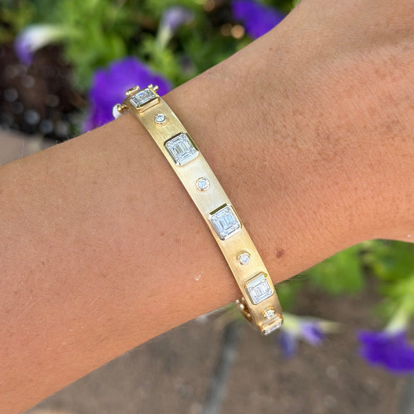 14K GOLD DIAMOND JACKIE BANGLE